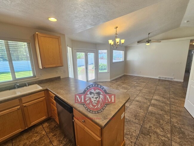 Building Photo - 3 Bed 2 Bath Home in a Herriman