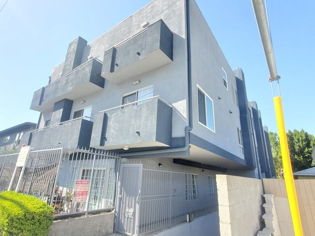 Building Photo - 11035 Moorpark St