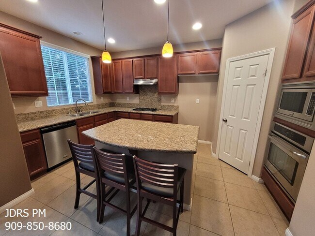 Foto del edificio - Rancho Cucamonga 4-Bedroom Home