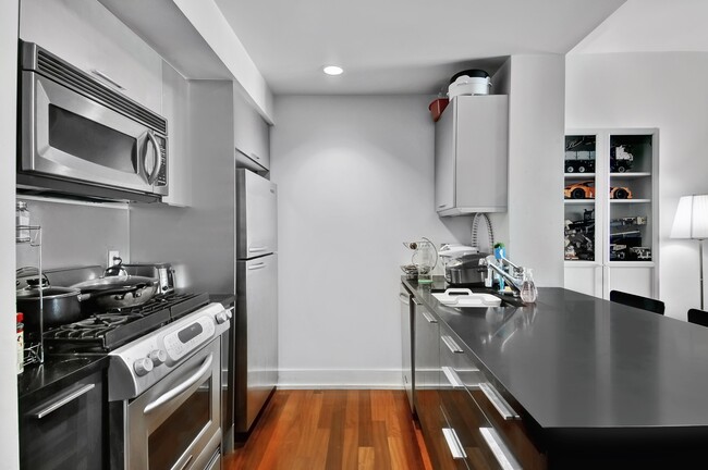 Building Photo - 350 W 42nd St