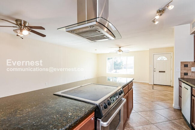 Foto del edificio - 8726 E Bonnie Rose Ave