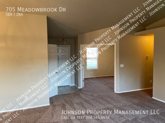 Building Photo - 705 Meadowbrook Dr