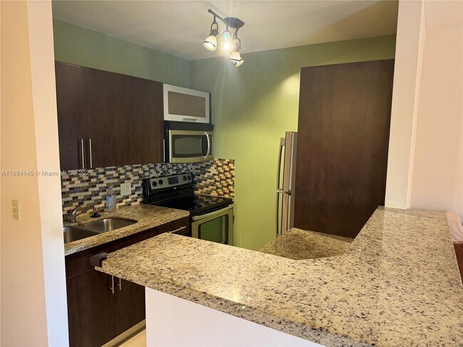 Foto del edificio - 467 Golden Isles Dr