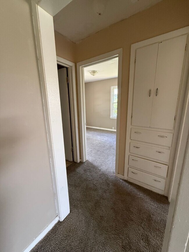 Building Photo - Affordable 2 Bedroom Duplex East Wichita