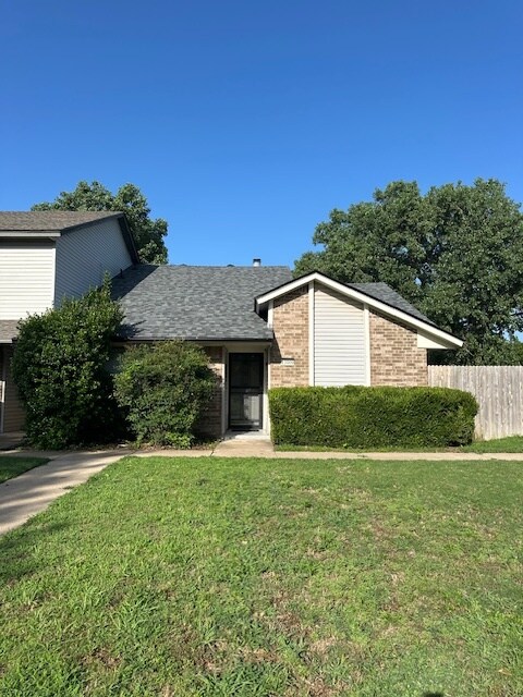 Foto principal - 13909 Fairhill Ave