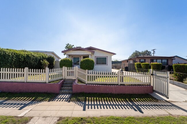 Foto del edificio - Freshly Remodeled 3 Bed / 2 Bath Home with Large Private Yard