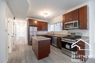 Building Photo - 1014 N Hamlin Ave