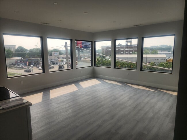 Photo - 2 BLOCKS FROM BEACHMONT TRAIN STATION CALL... Apartment