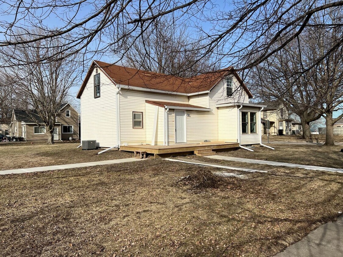 Primary Photo - AVAILABLE NOVEMBER 1st! 3 Bedroom House On...