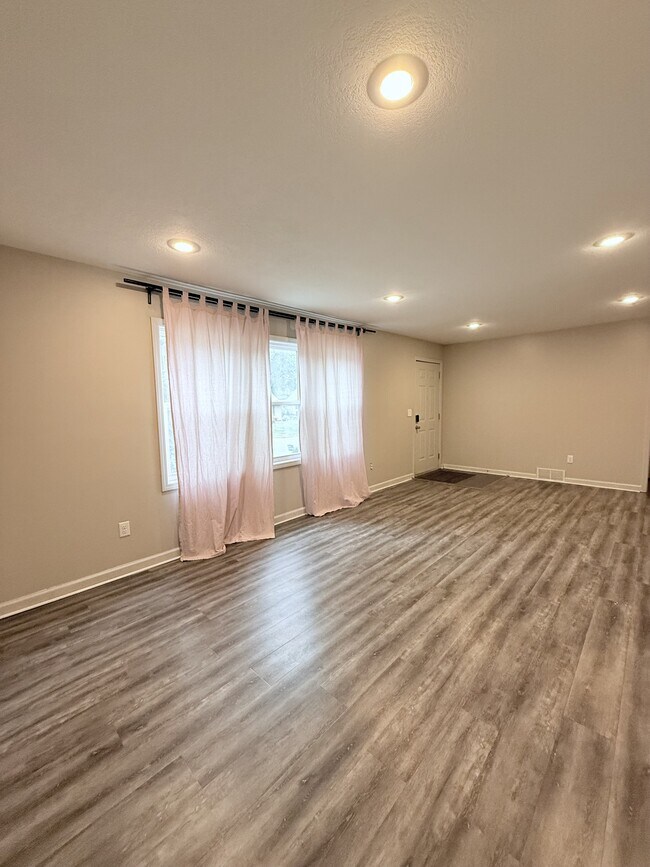 Building Photo - 7632 Rainbow Dr