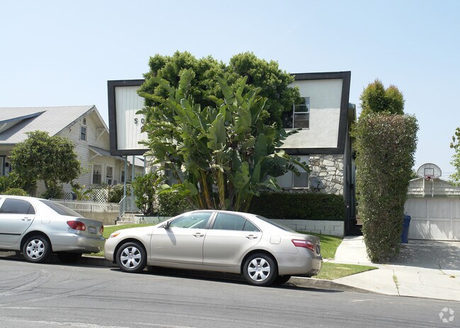 Building Photo - The 5011 Apartments