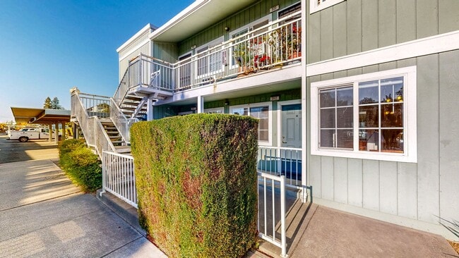 Building Photo - Bright first floor 2 bedroom with washer &...