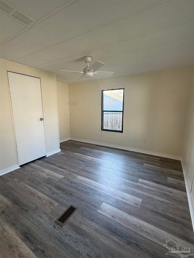 Foto del edificio - 5675 Saufley Field Rd