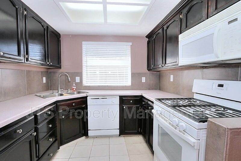 Primary Photo - 1326 Oak Terrace Ct