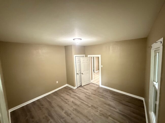 Foto del edificio - 1326 E Harper Ave