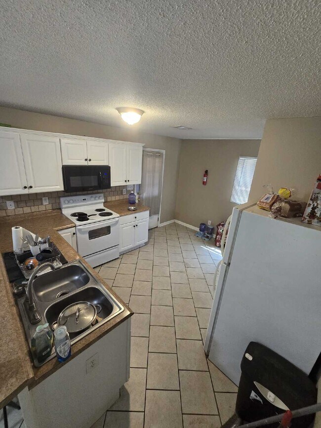 Building Photo - Fantastic Full Brick 3 Bedroom, 2 Bath hom...