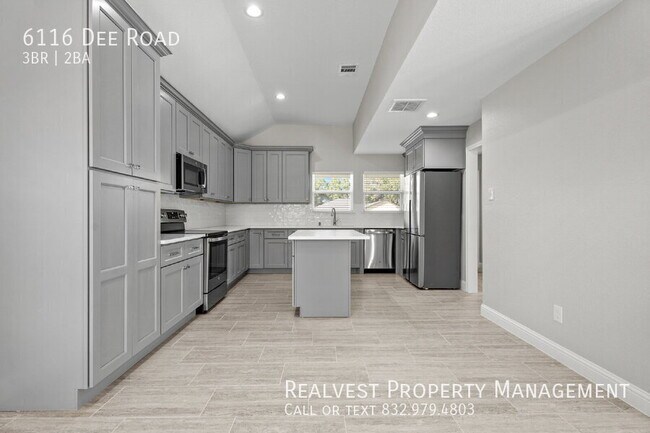 Foto del edificio - 6116 Dee Rd