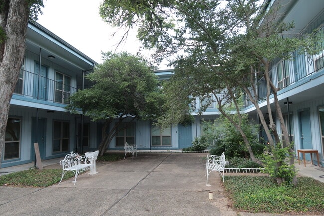 Building Photo - 425 S Oak St