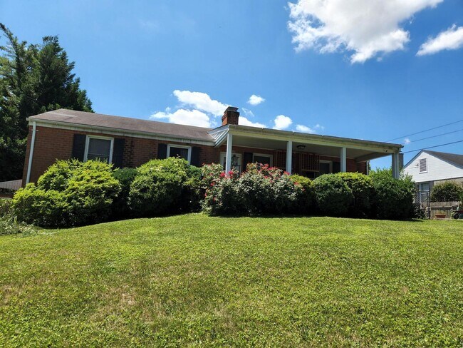 Foto del edificio - Three Bedroom House Available Near Rugby A...