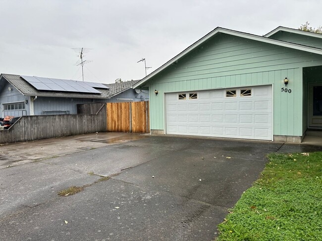 Building Photo - Beautiful 3 bedroom 2 bathroom house in a ...