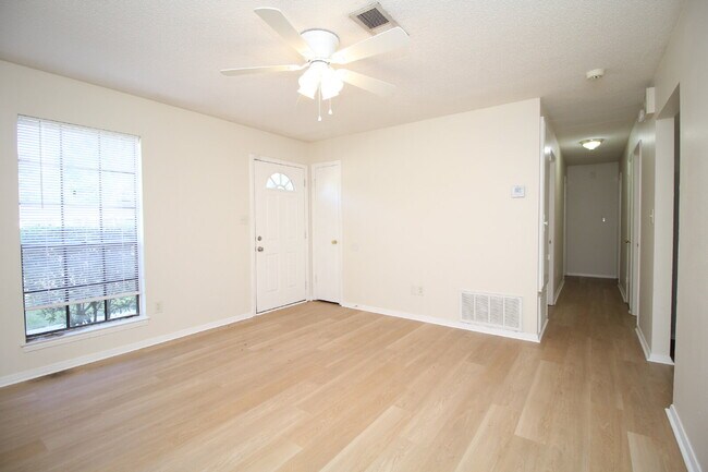 Foto del edificio - 3 Bedrooms, 1.5 Baths, 1-Car Garage & Large Fenced Backyard Near Bases, Schools & Shopping