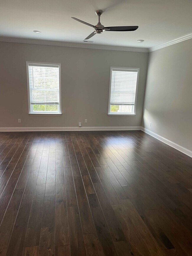 Foto del edificio - BEAUTIFUL TOWNHOME