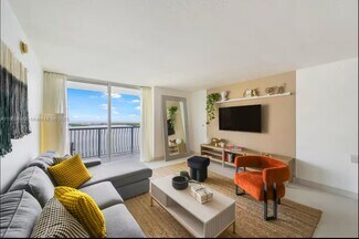 Building Photo - 1200 Brickell Bay Dr