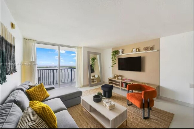 Building Photo - 1200 Brickell Bay Dr