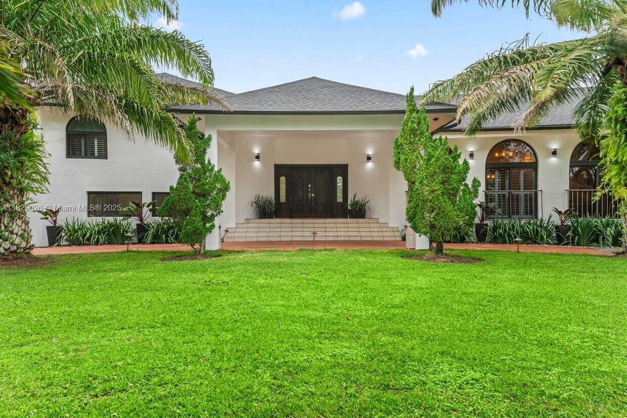 Foto principal - 14875 SW 212th St