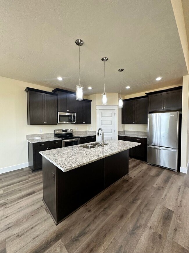 Building Photo - Exquisite Home With Three Bedrooms & Two B...