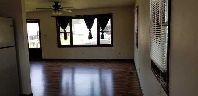 Foto del edificio - 429 W 2nd Pl
