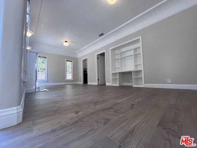 Building Photo - 810 N Harper Ave