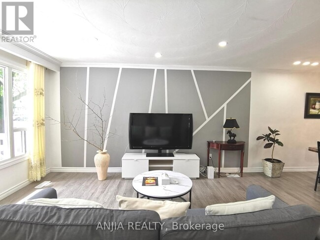 Building Photo - 442 Bonita Crescent