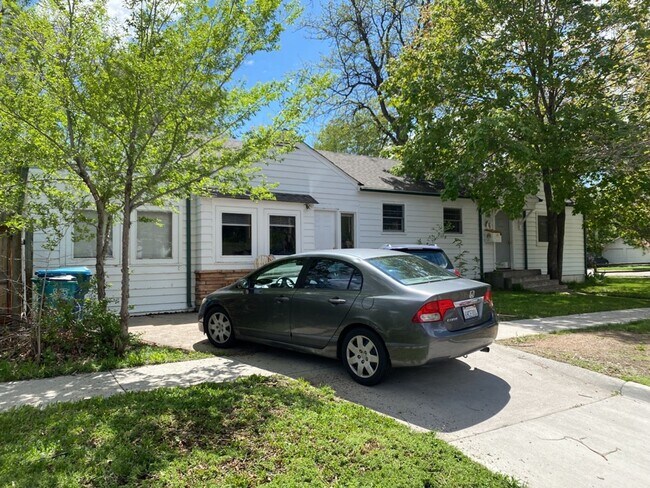 Building Photo - STUDENTS WELCOME! 3 Bed, 2 Bath House Clos...