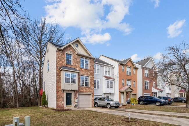 Foto del edificio - End Unit Townhome In Seven Oaks