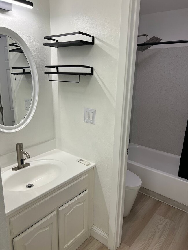 Building Photo - GATED COMMUNITY, OPEN FLOOR PLAN, GRANITE COUNTERTOPS, IN UNIT WASHER & DRYER, POOL, and MORE!!!