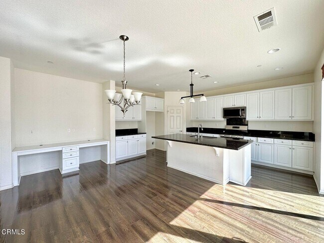 Building Photo - 682 Seine River Way