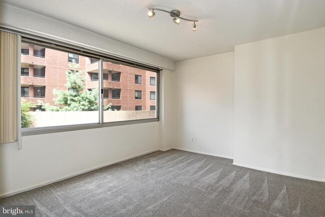 Foto del edificio - 5500 Friendship Blvd