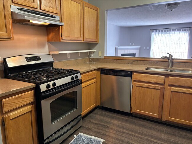 Foto del edificio - Knapps Corner Townhome available now. Forest Hills Schools