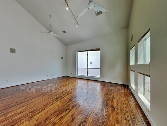 Building Photo - 2605 Calumet St