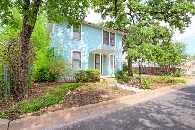 Building Photo - 3102 Kings Ln