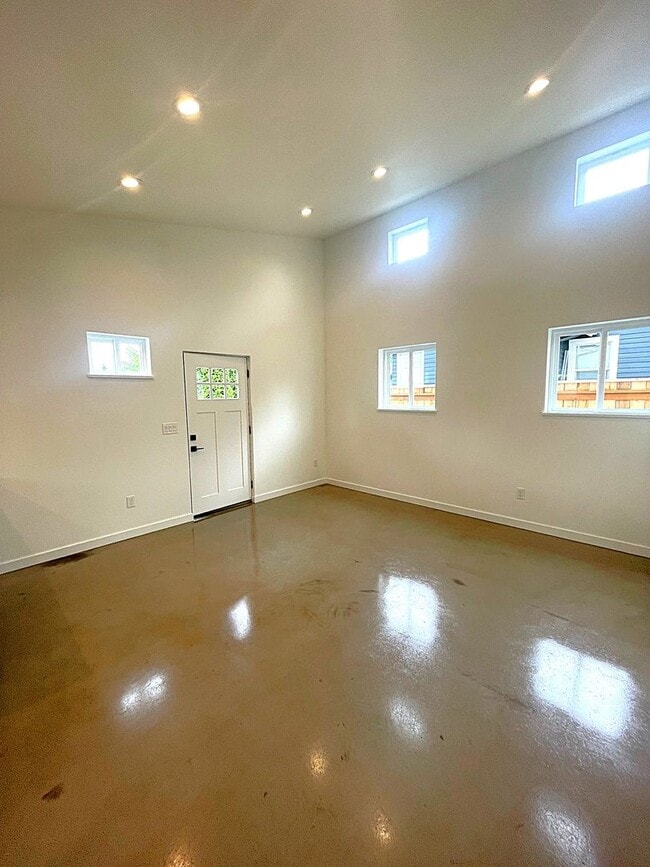 Building Photo - Brand New - 2 bedroom, AC, Full Kitchen, L...