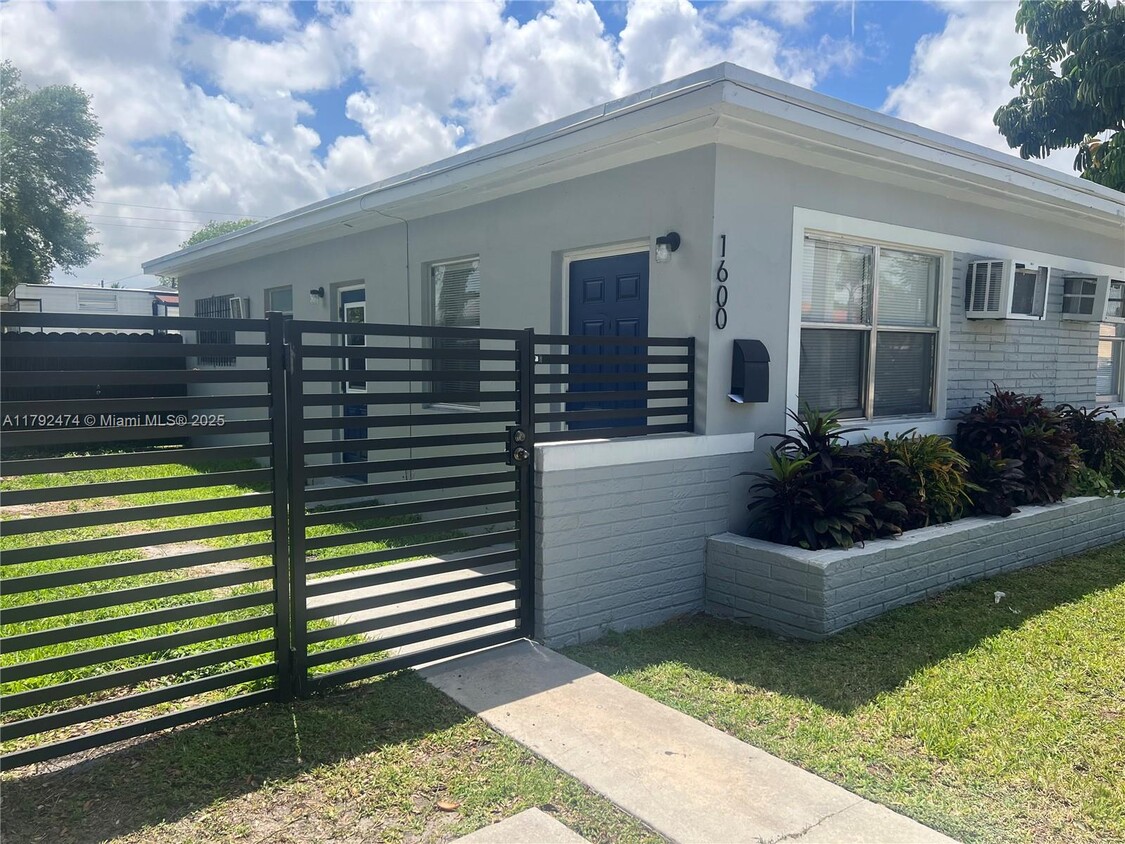 Primary Photo - 1600 NW 42nd St