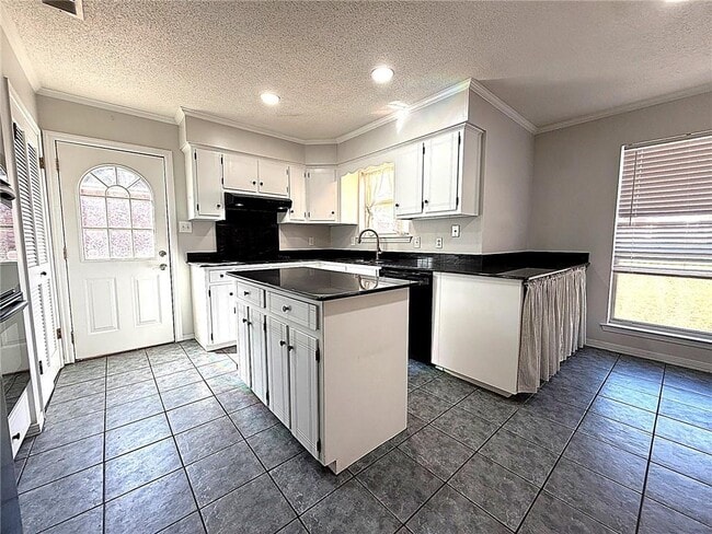 Building Photo - 955 Louise Ave