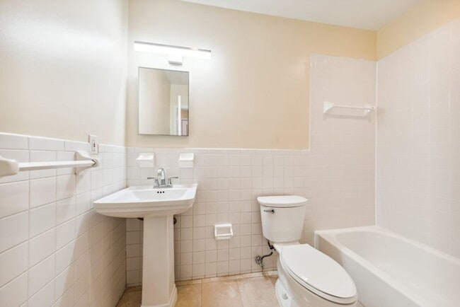 Building Photo - Traditional, Interior Row/Townhouse - WASH...