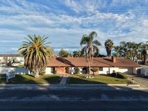 Building Photo - 5 -Bedroom Home for Rent in Desirable Southwest Bakersfield
