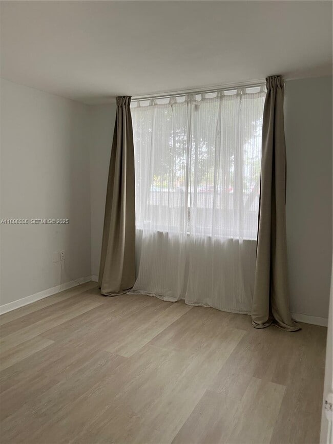 Foto del edificio - 1740 NW N River Dr