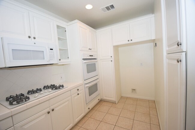 Building Photo - Beautiful 55 & Over 2 Bd + 2 Ba Condo loca...