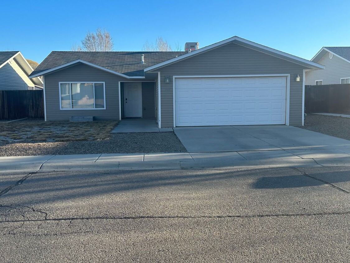 Primary Photo - Sharp, appealing 3 bedroom 2 bathroom hous...