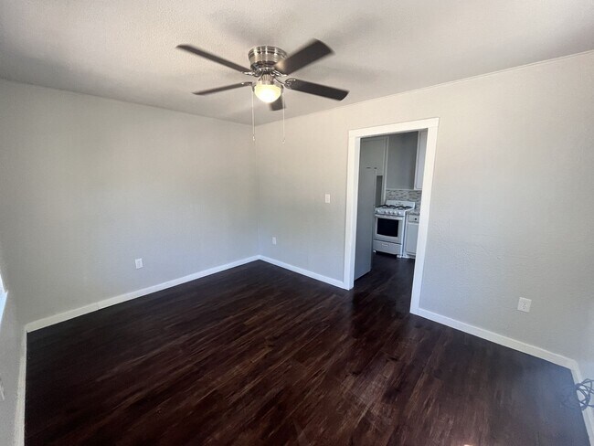 Foto del edificio - 910 1/2 SW 7th St.